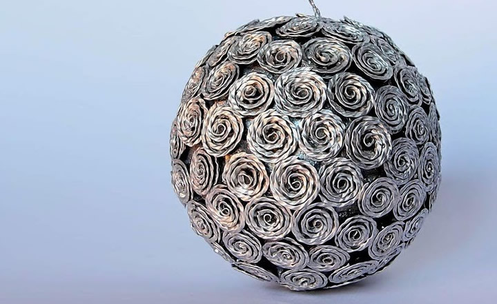 Palline di Natale con decorazioni fatte con capsule Nespresso