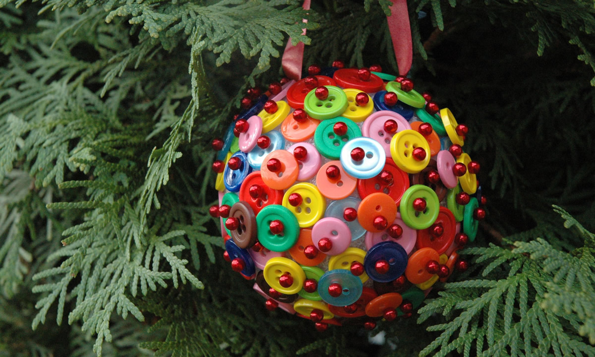 Palline di Natale ricoperte di bottoni