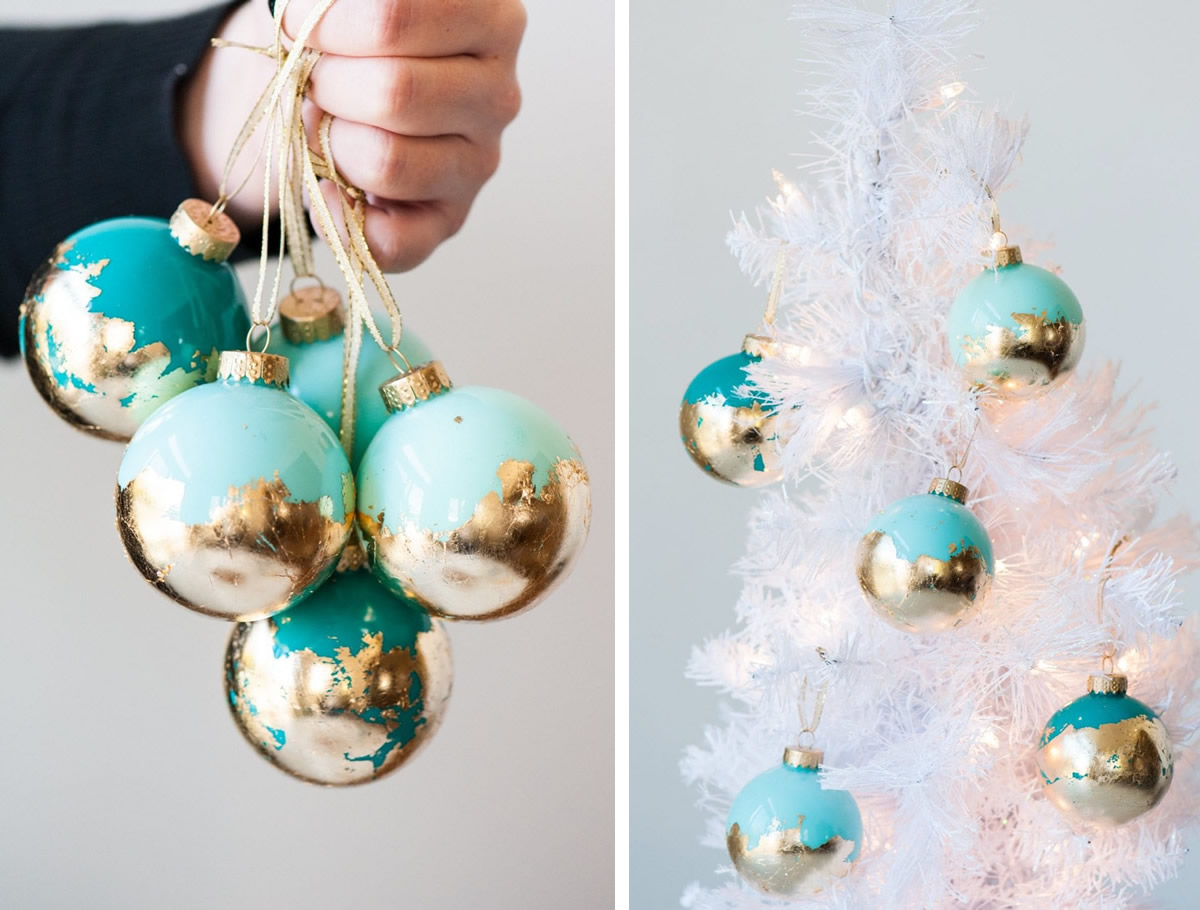 Palline di Natale decorate con foglie d'oro