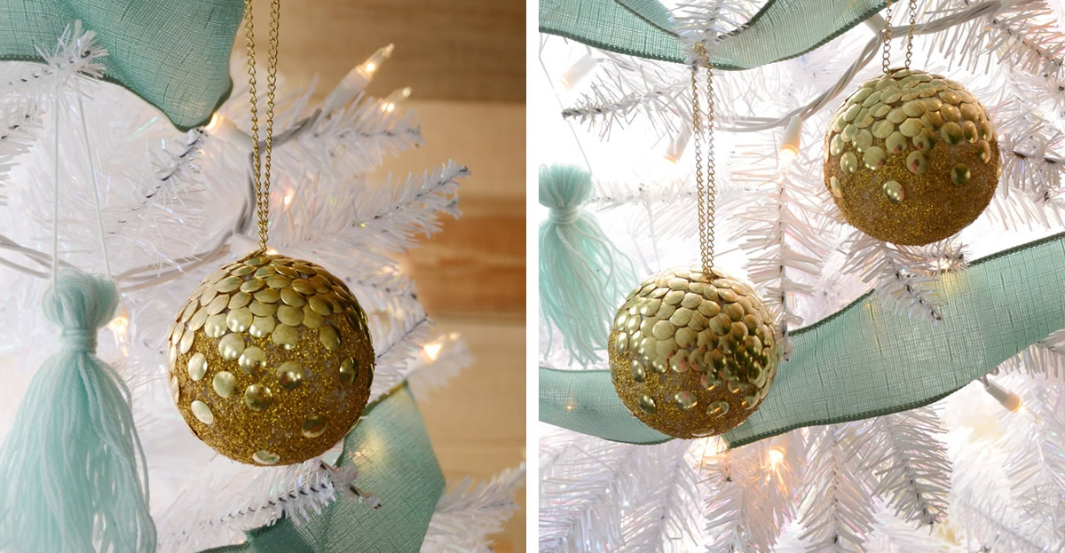 Palline di Natale con puntine dorate