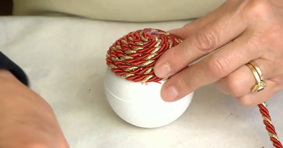 Palline di Natale decorate con corda