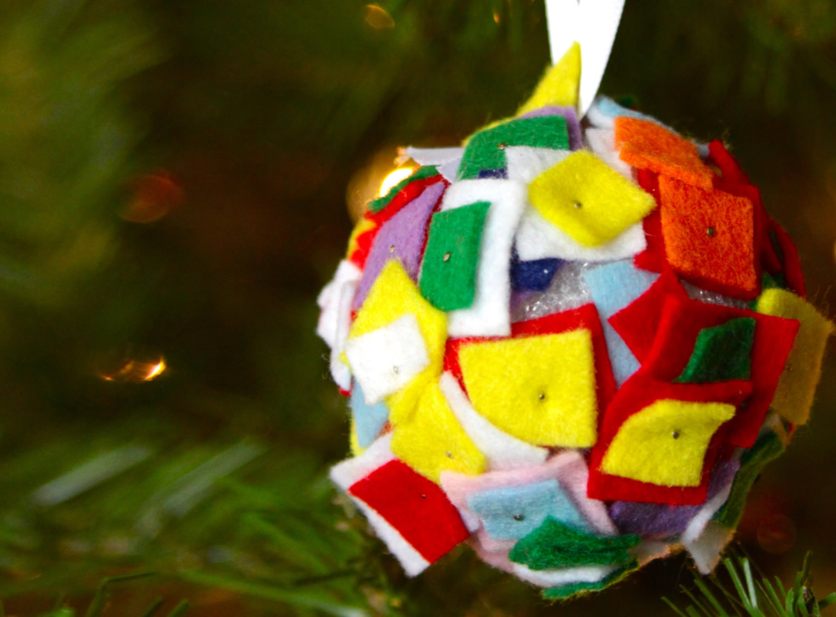Palline di Natale decorate con feltro