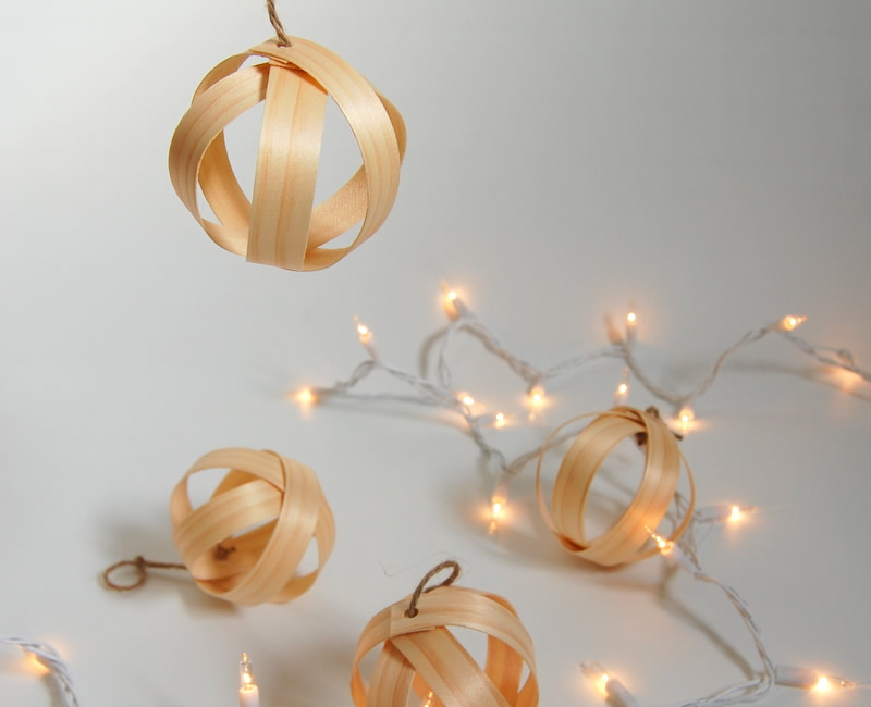 Palline di Natale con impiallacciatura di legno