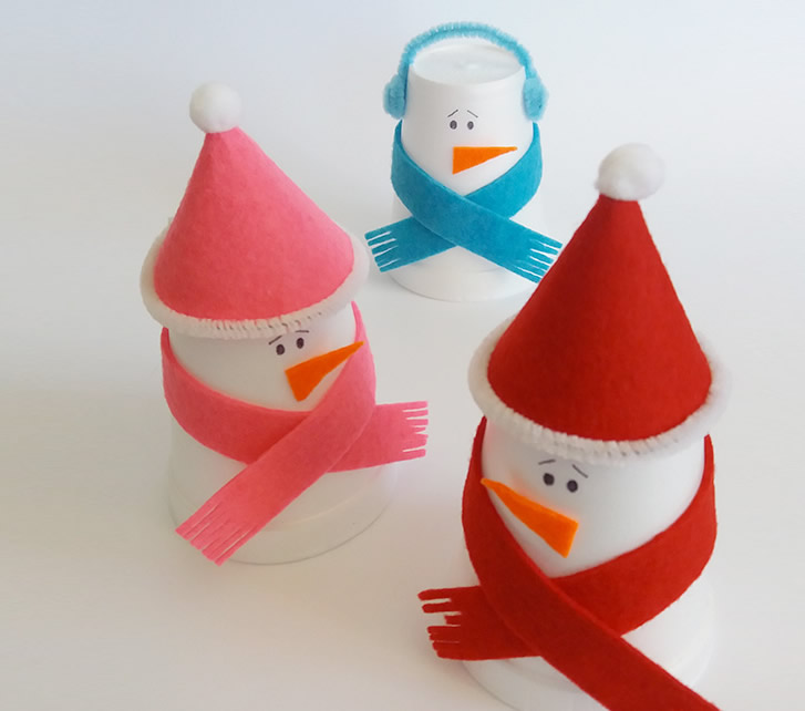 Pupazzi di neve con bicchieri di carta