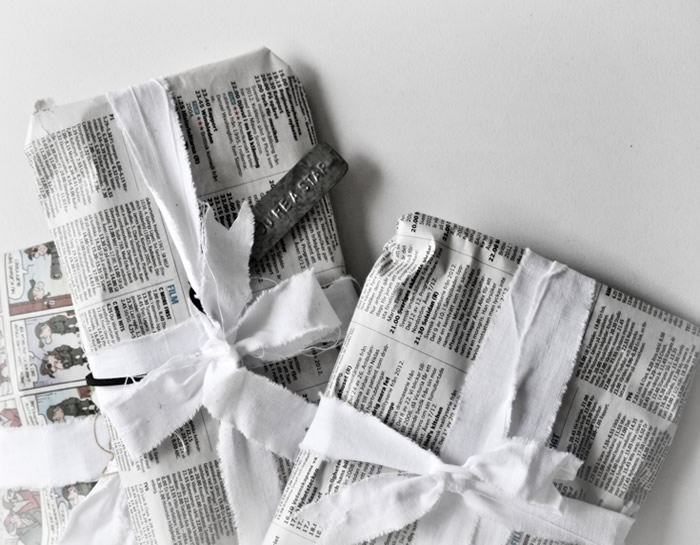 Pacco regalo con fogli di quotidiani