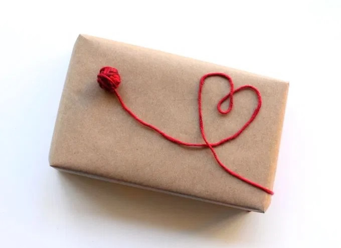 Incartare un regalo romantico con mini gomitolo di lana