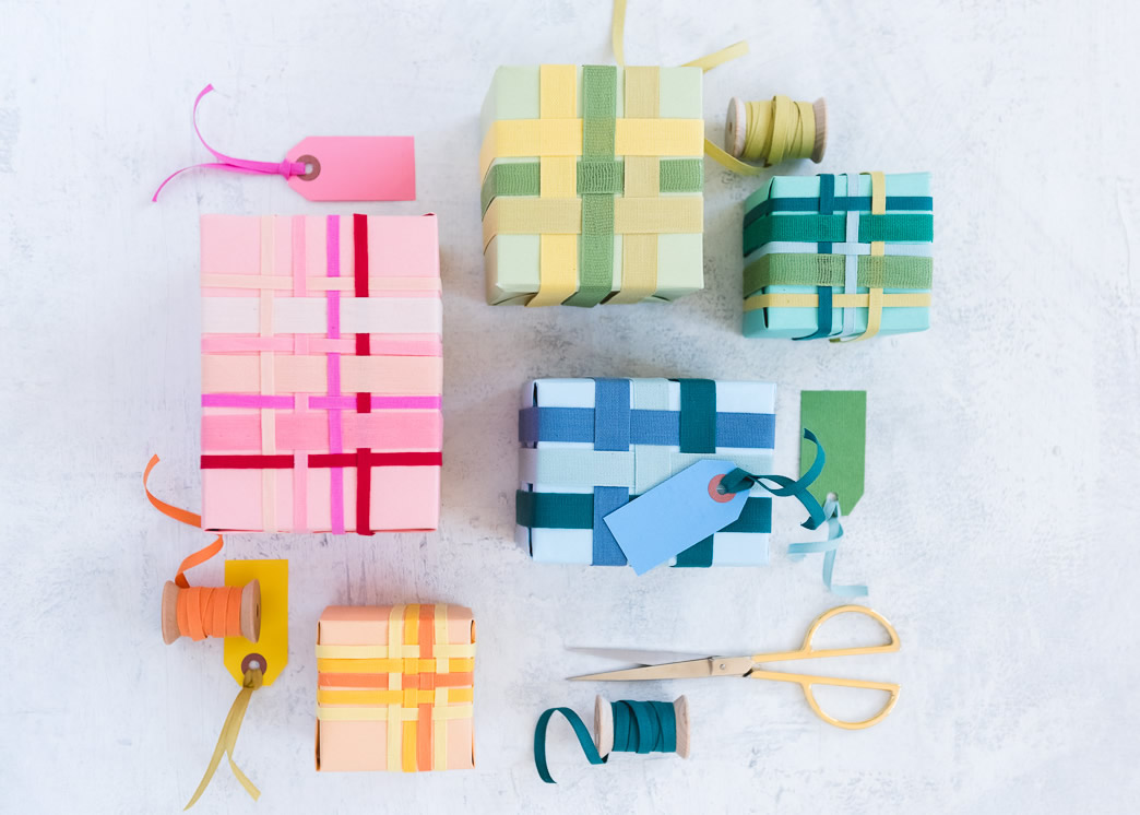 Pacchi regalo con nastri colorati intrecciati