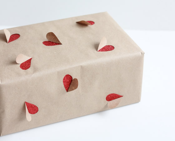 Pacco regalo con cuori ritagliati
